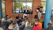 Les musiciens en visite à l'école du Thil